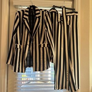 Pre OWNED Fashion Nova Black and White Striped Blazer and Pants Set XL